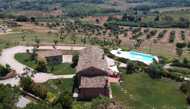 Rent exclusive Villa Nontiscordar with pool in Marche
