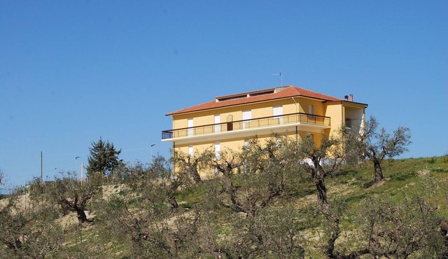 Residence Borgo Offida with large garden