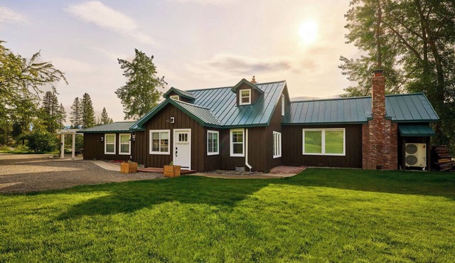 River's Edge Ranch - 3BR riverside farmhouse