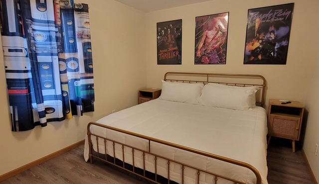 RiverTown Retro | King Bed | Near Deaconess | Pet-Friendly