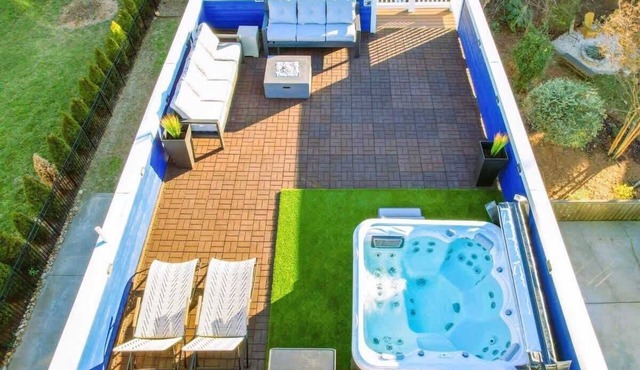 Rooftop Patio Oasis - 5 minutes outside Uptown