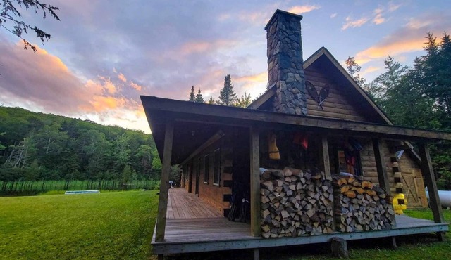 Rustic log cabin on beautiful Maidstone Lake