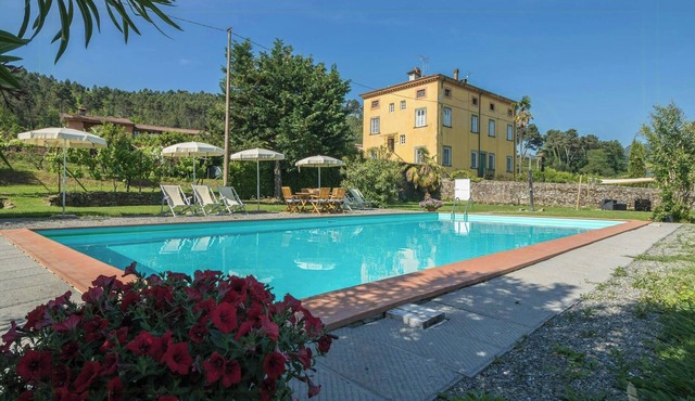 Sara. Spacious private pool apartment near Lucca