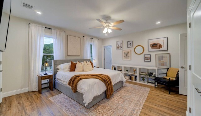 Sleek Escape: Modern 3 BR- 4 Min from West Point !