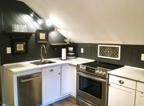 Snug Studio Retreat- Near to Aviation museum and Highway