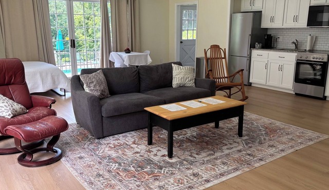 Southbury Charming Studio Retreat on Beautiful Grounds — Sleeps 4