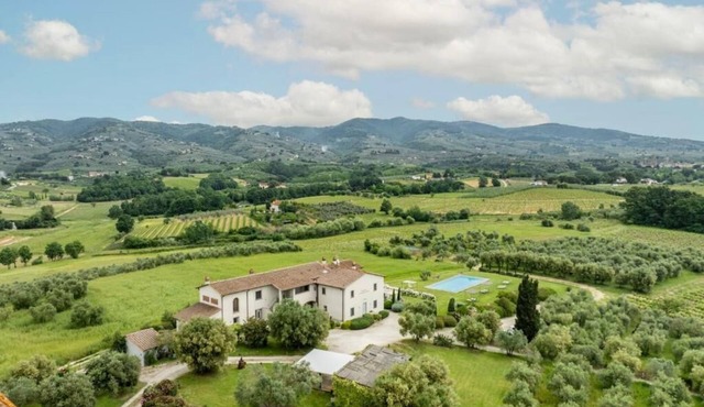 Spacious 10-bedroom villa in awesome Vinci with AC