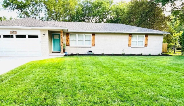Spacious 3 bed 2.5 half bath cozy modern home in established neighborhood!