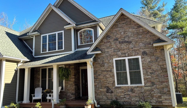 Spacious 5-bedroom house in lake community, fireplace, hot tub, washer/dryer