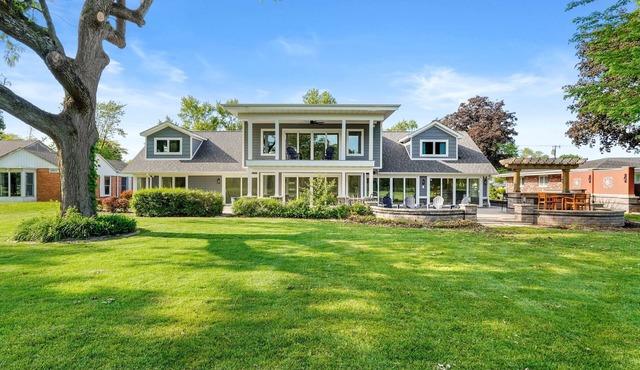 Spacious 5-Bedroom Golf Course Home for Getaways