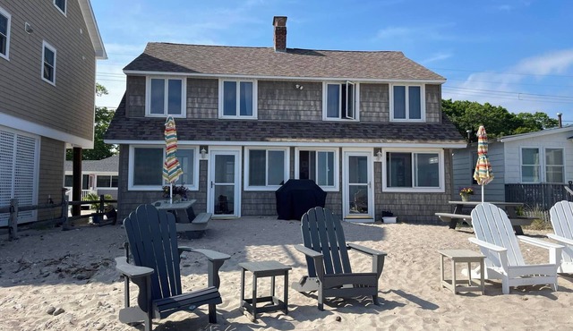 Spacious 6-bedroom house, PRIVATE BEACH with AC/HEAT, WiFi in charming Old Lyme