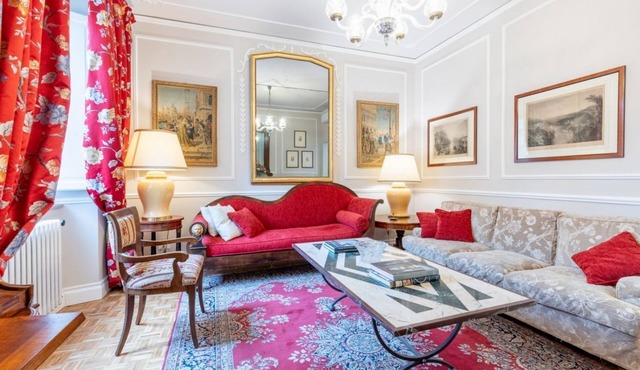 Spacious and elegant 150 sq m apartment, perfect for six people, located on the first floor of a period building with an elevator (NOT accessible to disabled guests).The property is located in the heart of Montecatini Terme's historic center (pedestrian