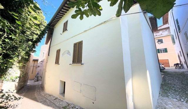 Spacious centrally located townhouse - Spoleto - sleeps 10