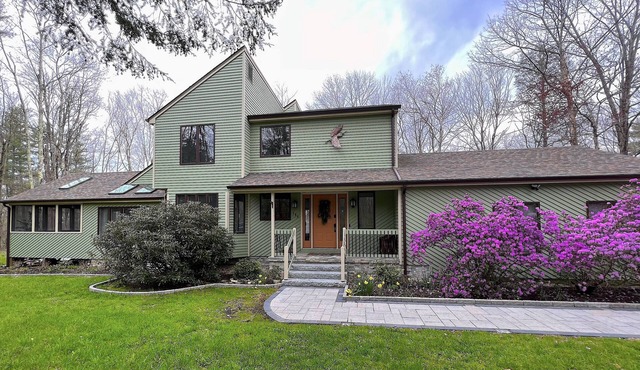 Spacious family home with open floor plan.close to lake and clubhouse!