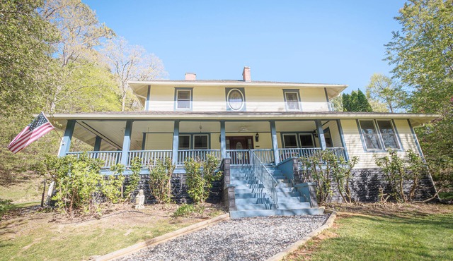Spacious Historic Estate Home Ideal for Families & Groups