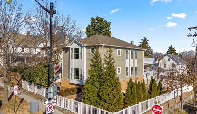 Spacious Home for Gathering with Private Parking Business or Family Retreat!