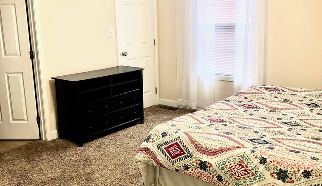 Spacious King Bead Mins From Downtown BG