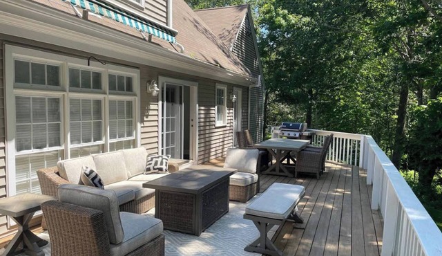 Spacious, quiet suburban getaway in Madison. 15 min from beach & hiking trails!
