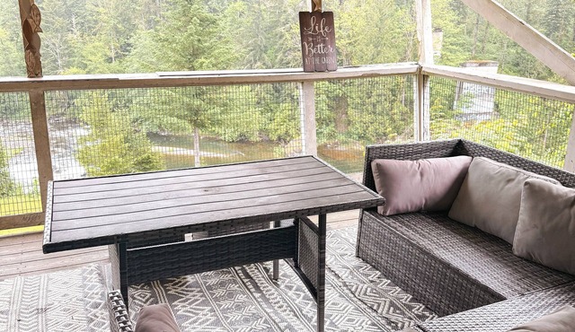 Spacious Riverfront Retreat Perfect for Families & Groups Near Enumclaw