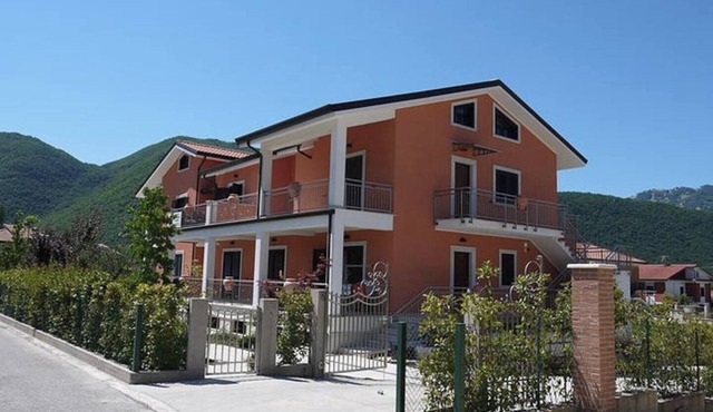 Spacious & Stylish apartment- sleeps 6- WIFI