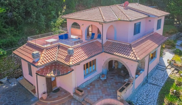 Spacious villa just a few steps from Paolina Beach.