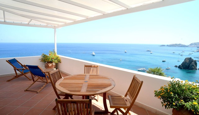 SPLENDID VILLA IMMERSED IN THE GREEN PEAK ON THE SEA