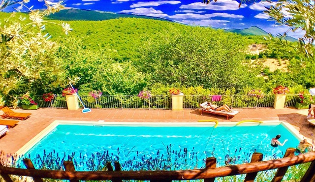 Spoleto Splash/slps 18/24, private village/5 cottages, exc pool, private ground