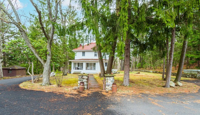 Sprawling Lakeside Retreat: 32 Acres, 3BR/2Bath