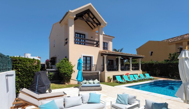 Stunning 5 bedroom, 4.5 bathroom Villa with private pool and garden.