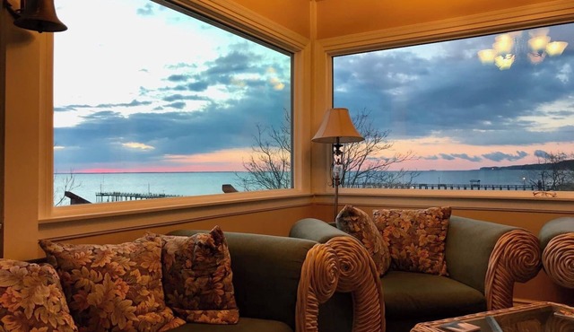 Stunning Chesapeake views from almost ever room, private 15 home community beach, fossils, 450 pier,crabbing,fishing