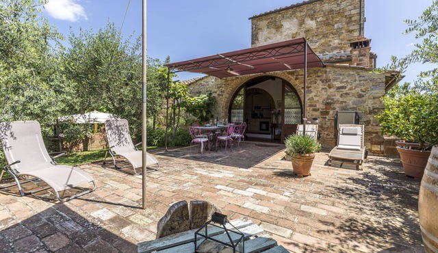 Stunning private villa with WIFI, pool, A/C, TV, veranda and panoramic view, close to San Gimign.