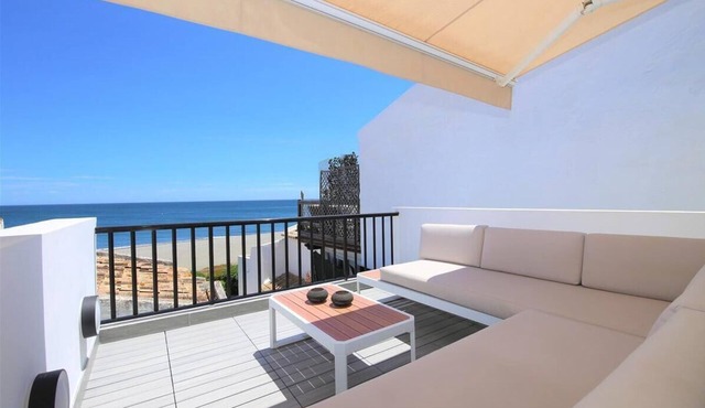 Stunning luxury beach house with air-con and Wifi, Close to beach, supermarkets and town