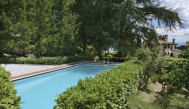 Stunning private villa with hot tub, WIFI, private pool, TV, pets allowed, panoramic view, parking