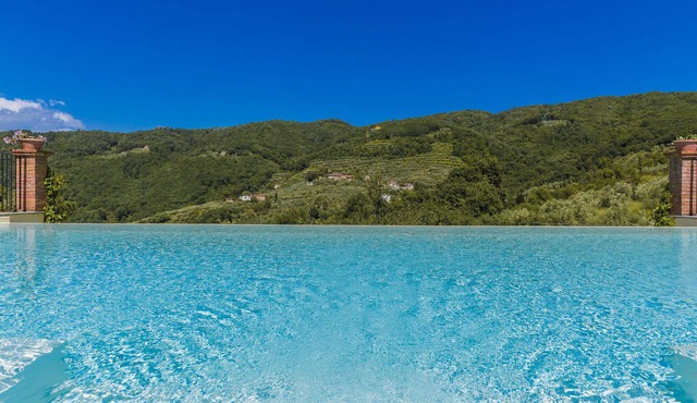 Stunning private villa with hot tub, WIFI, private pool, A/C, TV, patio and panoramic view