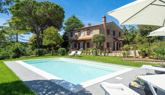 Stunning private villa with private pool, WIFI, A/C, TV and panoramic view, close to San Gimignano