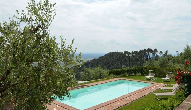Stunning private villa with A/C, WIFI, private pool, TV, terrace and panoramic view, close to Lu.