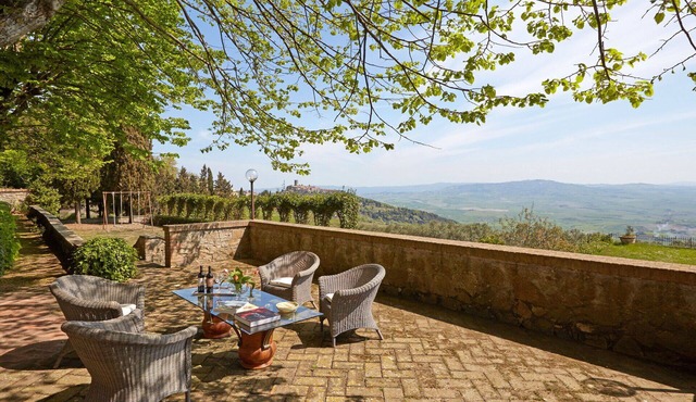 Stunning private villa for 20 guests with private pool, WIFI, TV, pets allowed and panoramic view