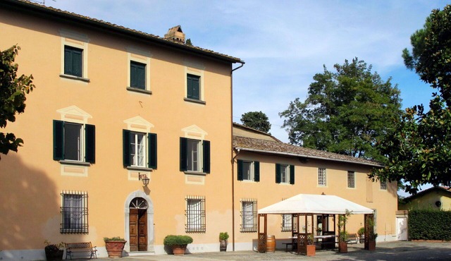 Stunning private villa for 20 people with private pool, WIFI, TV, patio and pets allowed