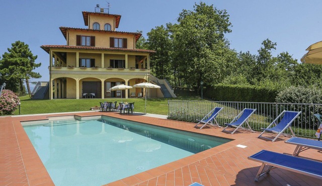 Stunning private villa for 16 guests with private pool, WIFI, TV, terrace and pets allowed