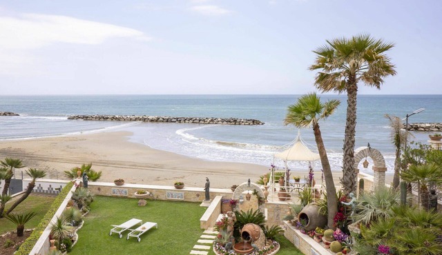 Stunning private villa for 12 guests with WIFI, A/C, TV, terrace, pets allowed and parking