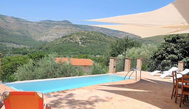 Stunning private villa with WIFI, hot tub, A/C, private pool, TV, terrace, pets allowed and park.