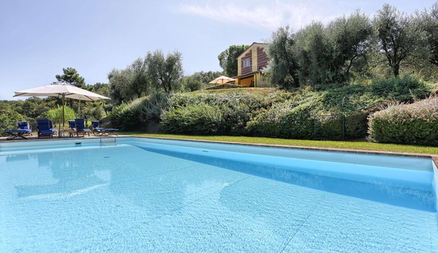 Stunning private villa with A/C, WIFI, private pool, TV and panoramic view, close to Lucca