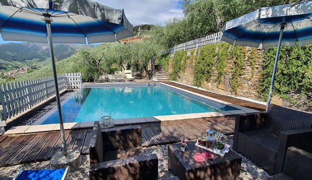 Stunning private villa with WIFI, private pool, TV, terrace, pets allowed, panoramic view, parking