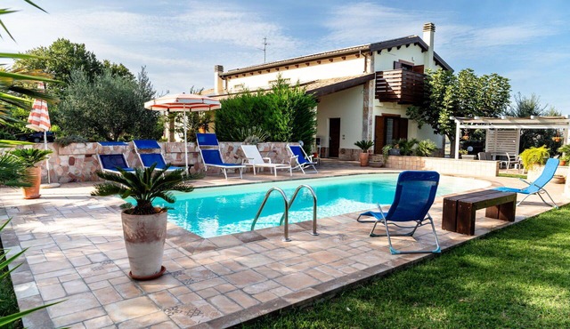 Stunning villa for 5 guests with pool, WIFI, A/C, TV and patio