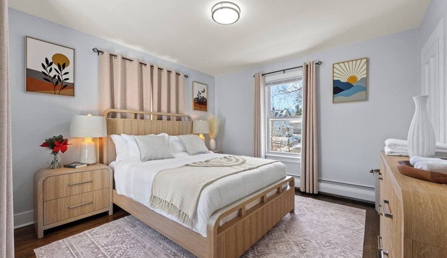 Stylish 2BR Apartment Fireplace Workspace 2 Parking Spots