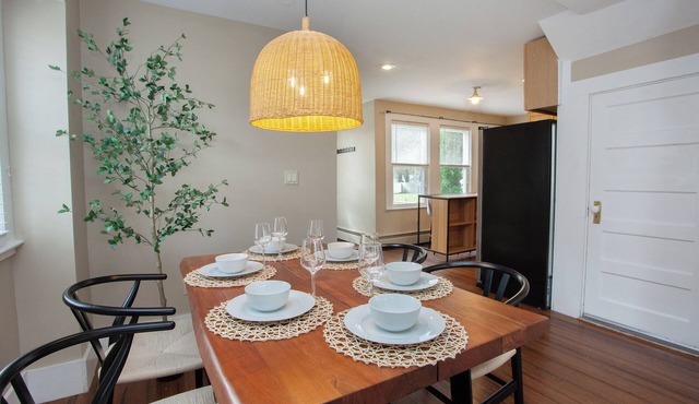 Stylish home in quaint neighborhood with luxe bedding Fast WiFi Pet Friendly