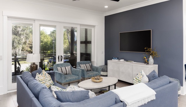 Stylish townhome with Views of Lake Bales