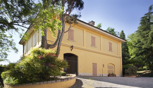 Suite in Historic Villa immersed in a beautiful green park with a swimming pool.