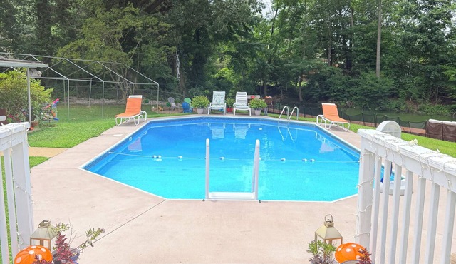 Summer House private pool/lake/large backyard/fire pit