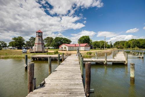 Sunrise Landing: Waterfront Cottage in Avenue!